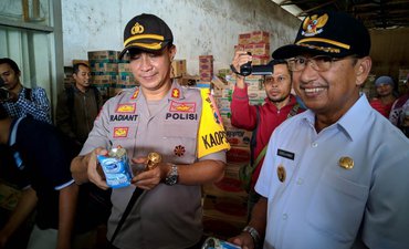 Wabup Ponorogo Temukan Kaleng Susu Rusak dalam Sidak Ramadan wabup-ponorogo-temukan-kaleng-susu-rusak-dalam-sidak-ramadan