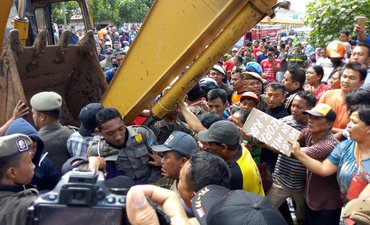 Adu Dorong Warnai Penggusuran Pedagang adu-dorong-warnai-penggusuran-pedagang