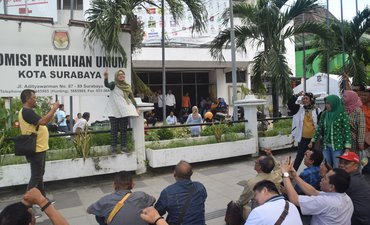 KPU Kota Surabaya Didesak Penghitungan Ulang di Seluruh TPS kpu-kota-surabaya-didesak-penghitungan-ulang-di-seluruh-tps