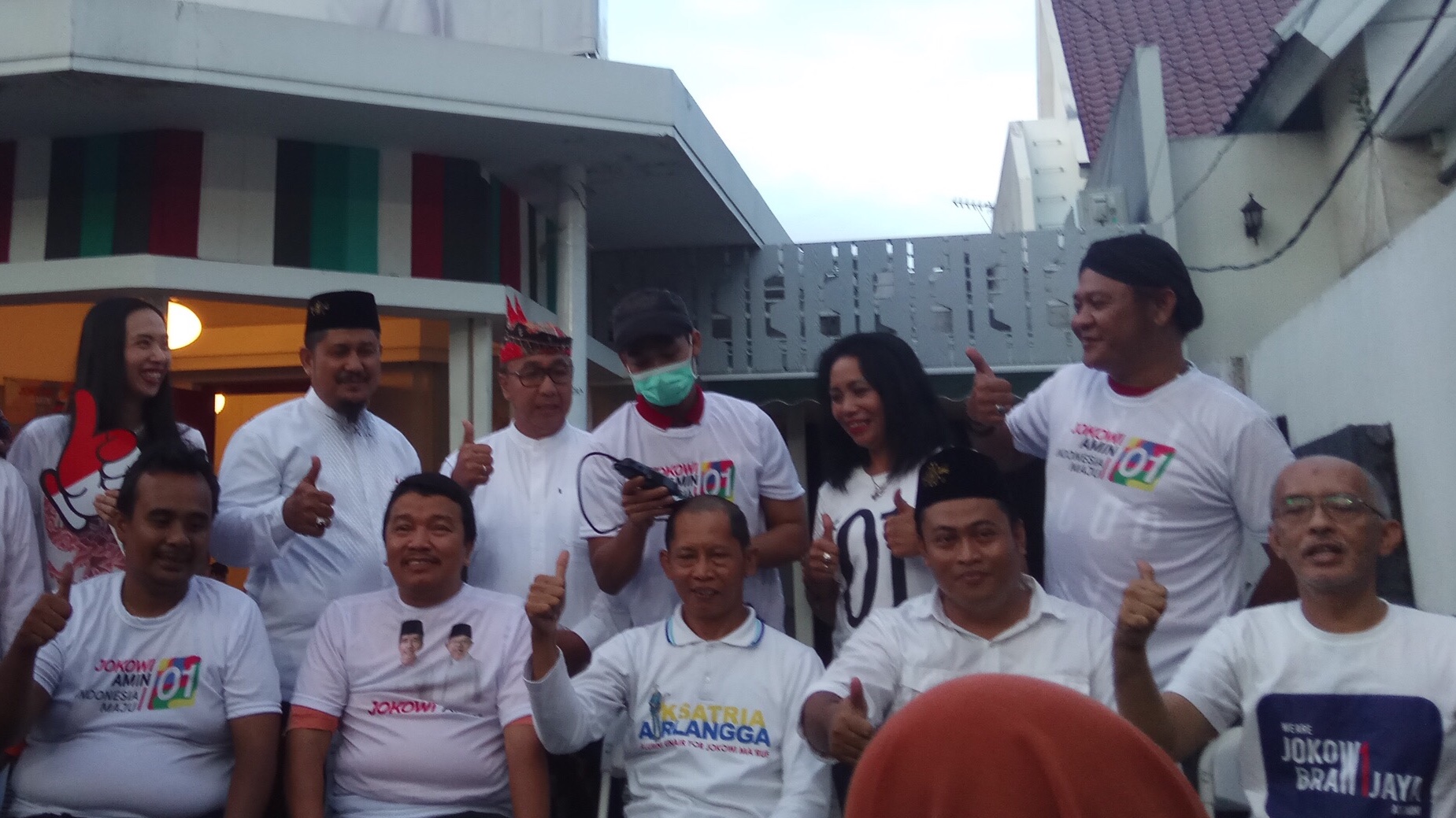 Relawan Jokowi-Ma'ruf Amin Penuhi Nazar Cukur Gundul
