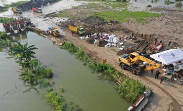 Pemkot Surabaya Kerahkan Belasan Alat Berat Tangani Banjir Sumberejo pemkot-surabaya-kerahkan-belasan-alat-berat-tangani-banjir-sumberejo