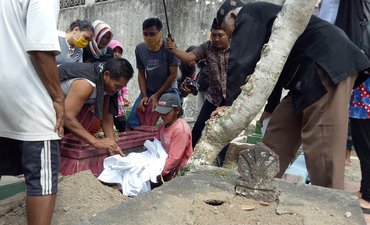Isak Tangis Warnai Prosesi Pemakaman Bayi Korban Dugaan Pembunuhan isak-tangis-warnai-prosesi-pemakaman-bayi-korban-dugaan-pembunuhan