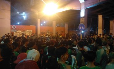 Bonek Sambut Bobotoh di Stasiun Gubeng bonek-sambut-bobotoh-di-stasiun-gubeng