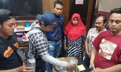 Polres Blitar Tangkap Ibu Rumah Tangga Penjual Bubuk Petasan polres-blitar-tangkap-ibu-rumah-tangga-penjual-bubuk-petasan