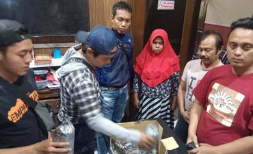 Polres Blitar Tangkap Ibu Rumah Tangga Penjual Bubuk Petasan polres-blitar-tangkap-ibu-rumah-tangga-penjual-bubuk-petasan