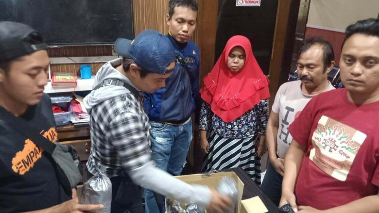 Polres Blitar Tangkap Ibu Rumah Tangga Penjual Bubuk Petasan polres-blitar-tangkap-ibu-rumah-tangga-penjual-bubuk-petasan