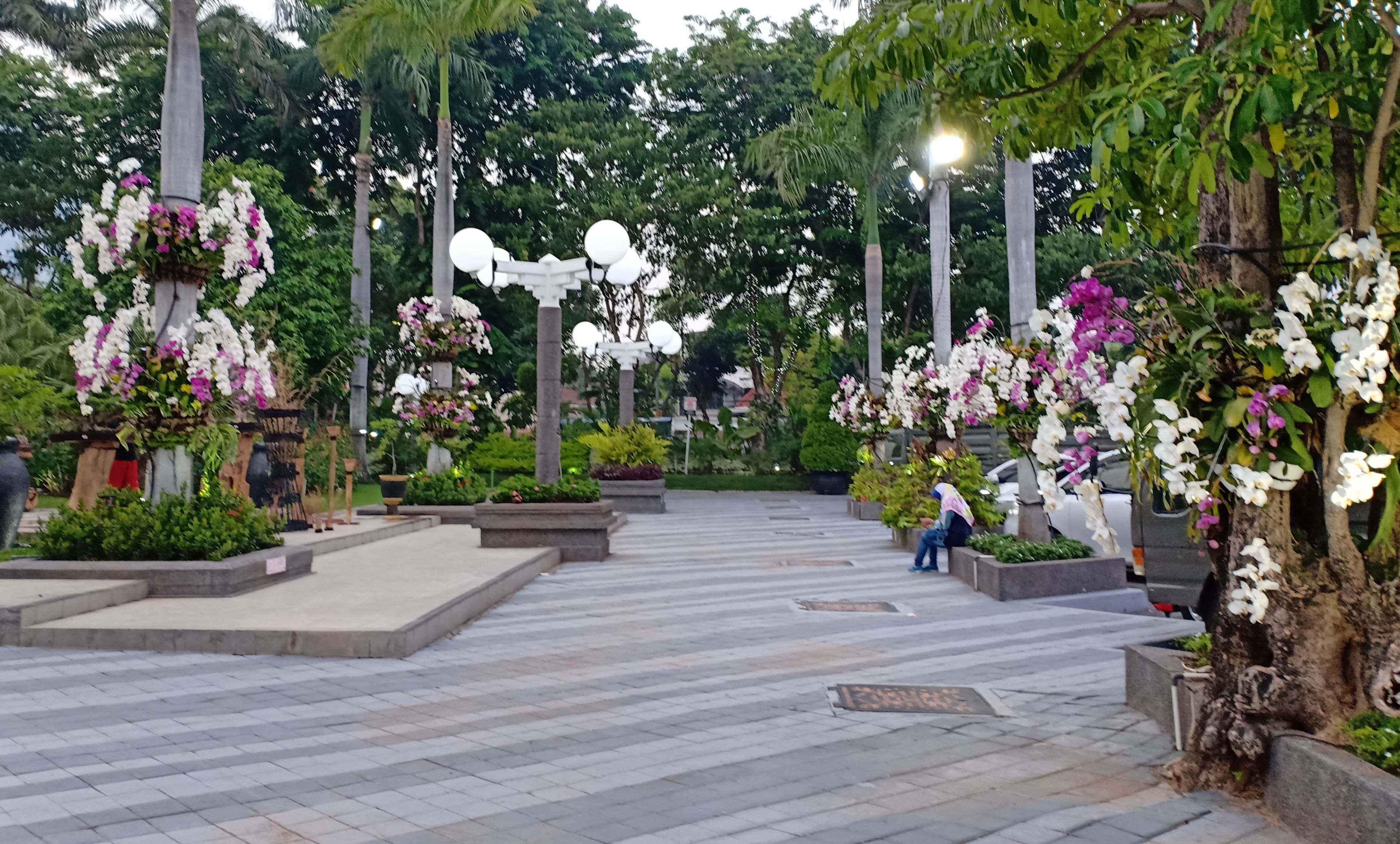 Bunga Bermekaran, Bikin Romantis Kota Surabaya