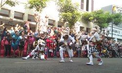 Warga Surabaya Berjubel Saksikan Lintas Budaya di Jalan Tunjungan warga-surabaya-berjubel-saksikan-lintas-budaya-di-jalan-tunjungan