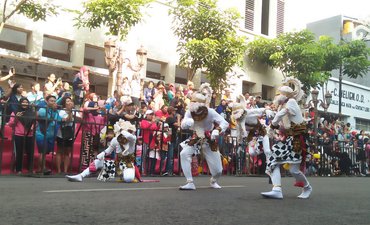 Warga Surabaya Berjubel Saksikan Lintas Budaya di Jalan Tunjungan warga-surabaya-berjubel-saksikan-lintas-budaya-di-jalan-tunjungan