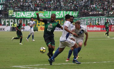 Persebaya Tengah Dekati Loris Arnaud p-persebaya-tengah-dekati-loris-arnaud-p