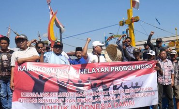 Nelayan Probolinggo Deklarasi Damai Putusan MK dari Atas Kapal Motor nelayan-probolinggo-deklarasi-damai-putusan-mk-dari-atas-kapal-motor