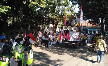 Ratusan Orang Demo Bawaslu Jatim ratusan-orang-demo-bawaslu-jatim