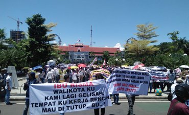 Pedagang Hi-Tech Mall Demo Balai Kota Surabaya pedagang-hi-tech-mall-demo-balai-kota-surabaya