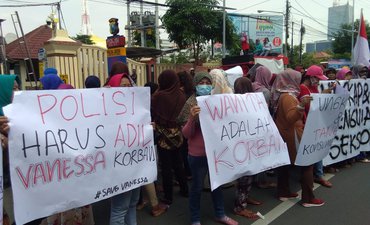 Komunitas Emak-emak Sayang Vanessa Angel Datangi Polda Jatim komunitas-emak-emak-sayang-vanessa-angel-datangi-polda-jatim