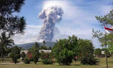 Gunung Soputan Meletus, Tinggi Kolom Abu Mencapai 4 Kilometer gunung-soputan-meletus-tinggi-kolom-abu-mencapai-4-kilometer