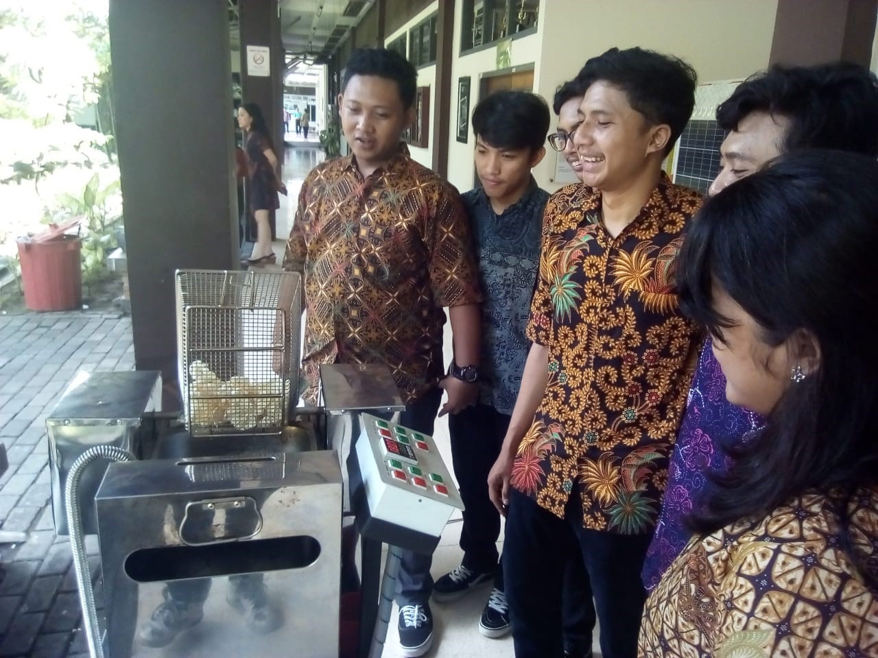 Mahasiswa UKWMS Membuat Inovasi Penggorengan Otomatis untuk UMKM