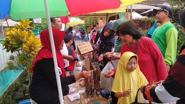Uniknya Bertransaksi Menggunakan Tempurung Kelapa di Pasar Batok Blitar uniknya-bertransaksi-menggunakan-tempurung-kelapa-di-pasar-batok-blitar