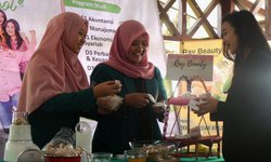 Mahasiswa STIE Perbanas Manfaatkan Kulit Telur Jadi Bedak Tabur mahasiswa-stie-perbanas-manfaatkan-kulit-telur-jadi-bedak-tabur