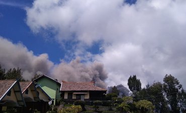Tidak Beli Tiket, Bule Australia Terobos Zona Aman Bromo tidak-beli-tiket-bule-australia-terobos-zona-aman-bromo