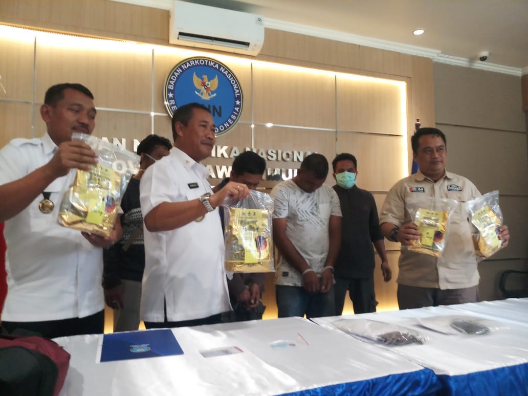 BNNP Jatim Tangkap Dua Kurir 4,1 Kilogram Sabu-sabu