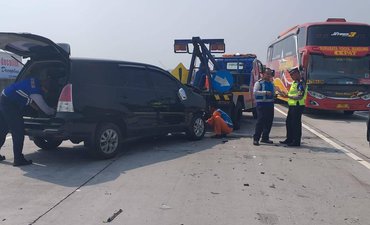 Innova Seruduk Truk BBM di Tol Sumo innova-seruduk-truk-bbm-di-tol-sumo