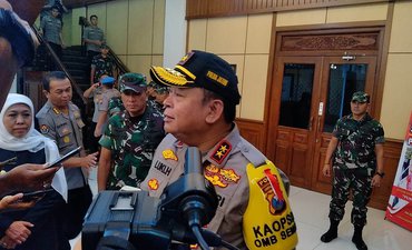 Tinjau Lokasi Pembakaran Mapolsek Tambelangan, Kapolda Terbang ke Sampang tinjau-lokasi-pembakaran-mapolsek-tambelangan-kapolda-terbang-ke-sampang
