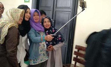 Nanda Jadi Primadona Swafoto Ibu-ibu di Pengadilan nanda-jadi-primadona-swafoto-ibu-ibu-di-pengadilan