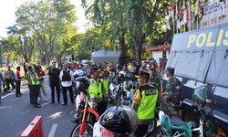Polisi dan TNI Pantau Pergerakan Massa di KPU Surabaya polisi-dan-tni-pantau-pergerakan-massa-di-kpu-surabaya
