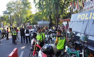Polisi dan TNI Pantau Pergerakan Massa di KPU Surabaya polisi-dan-tni-pantau-pergerakan-massa-di-kpu-surabaya