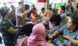 Anggota TNI dan Polri Patroli Bank di Kota Probolinggo anggota-tni-dan-polri-patroli-bank-di-kota-probolinggo