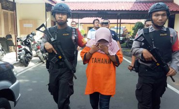 Tawari Pelanggannya Jasa Prostitusi Online, Gadis Pemandu Lagu Dibekuk tawari-pelanggannya-jasa-prostitusi-online-gadis-pemandu-lagu-dibekuk