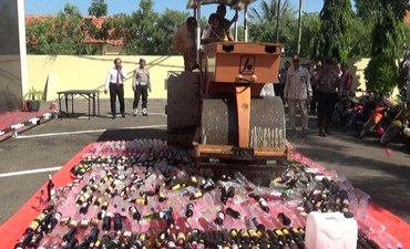 Polres Probolinggo Musnahkan Ribuan Botol Miras dan Pil Setan polres-probolinggo-musnahkan-ribuan-botol-miras-dan-pil-setan