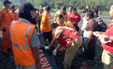 Jenazah Pria Tenggelam di Brantas Ditemukan 5 Kilometer dari Lokasi Jatuh jenazah-pria-tenggelam-di-brantas-ditemukan-5-kilometer-dari-lokasi-jatuh