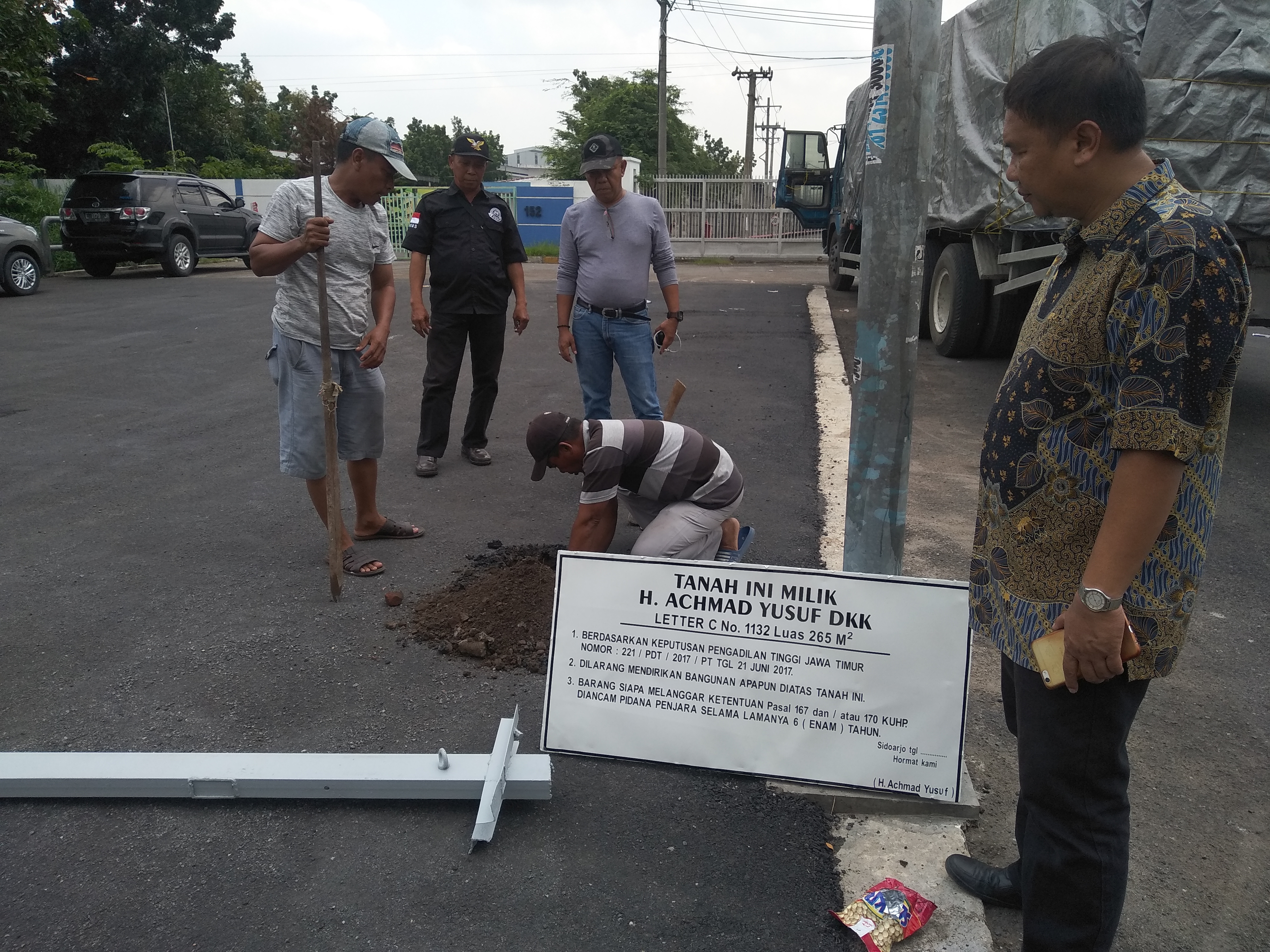 Lima Warga Pasang Plakat di Tanah Sengketa