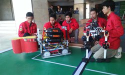 Robot Bikinan Mahasiswa Untag Surabaya Juara Kontes Robot Indonesia robot-bikinan-mahasiswa-untag-surabaya-juara-kontes-robot-indonesia