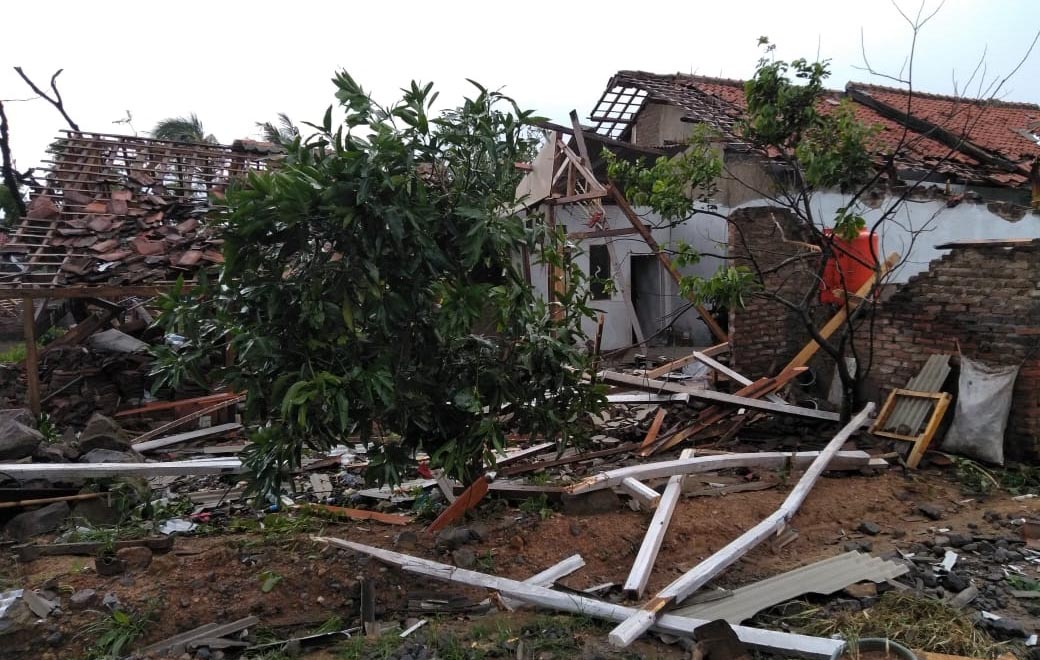 Ratusan Rumah Rusak Diterjang Puting Beliung di Bandung