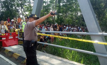 Warga Padati Lokasi Rekonstruksi Pembuangan Mayat dalam Koper warga-padati-lokasi-rekonstruksi-pembuangan-mayat-dalam-koper