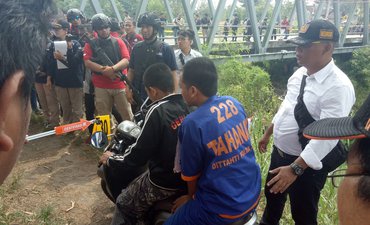 Rekonstruksi Mutilasi Blitar, Begini Pelaku Membuang Koper Berisi Mayat rekonstruksi-mutilasi-blitar-begini-pelaku-membuang-koper-berisi-mayat