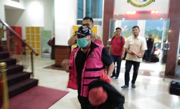 Pejabat PDAM Surya Sembada Jalani Tahap Dua di Kejaksaan pejabat-pdam-surya-sembada-jalani-tahap-dua-di-kejaksaan