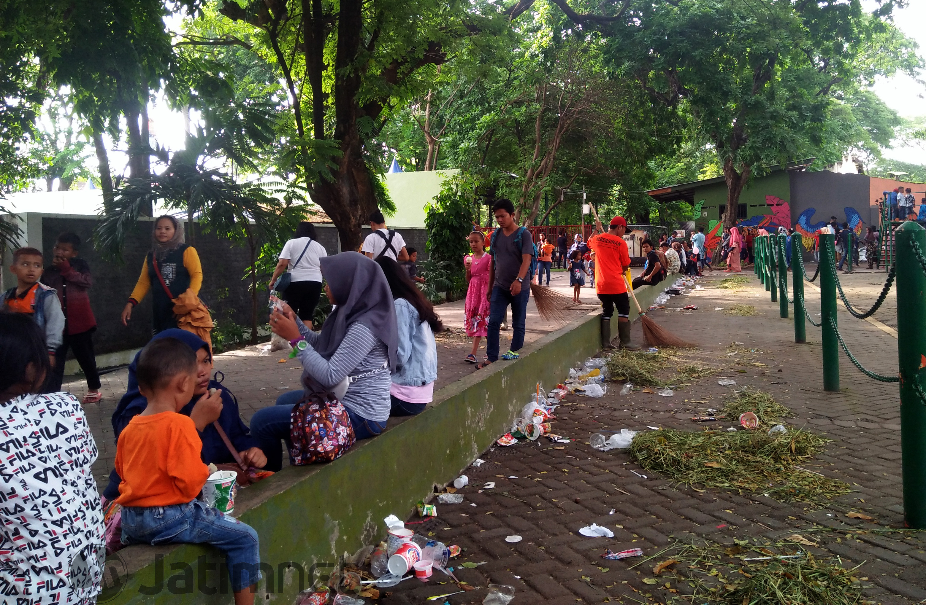 Pengunjung Kbs Hasilkan Sampah Lima Ton
