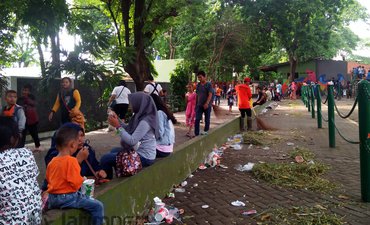 Pengunjung KBS Hasilkan Sampah Lima Ton p-pengunjung-kbs-hasilkan-sampah-lima-ton-p