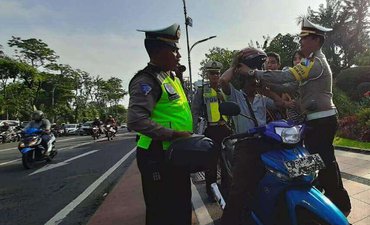 Tekan Kecelakaan, Satlantas Polrestabes Bagikan 200 Helm Gratis tekan-kecelakaan-satlantas-polrestabes-bagikan-200-helm-gratis