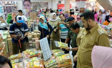 Sidak Swalayan dan Minimarket, Dinkes Probolinggo Temukan Mamin Kedaluwarsa sidak-swalayan-dan-minimarket-dinkes-probolinggo-temukan-mamin-kedaluwarsa