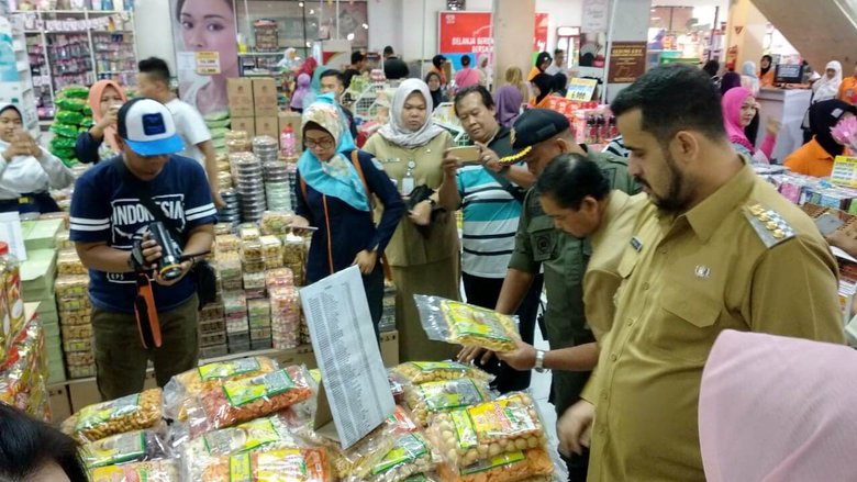 Sidak Swalayan dan Minimarket, Dinkes Probolinggo Temukan Mamin Kedaluwarsa sidak-swalayan-dan-minimarket-dinkes-probolinggo-temukan-mamin-kedaluwarsa