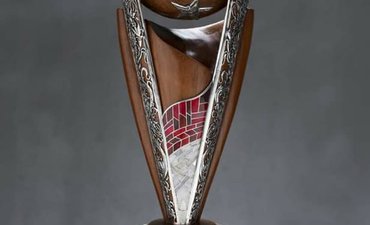 Begini Sentuhan Seniman Surya Aditya pada Trofi Piala Presiden begini-sentuhan-seniman-surya-aditya-pada-trofi-piala-presiden
