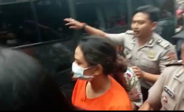 Vanessa Angel Jalani Tahap Dua dengan Tangan Terborgol vanessa-angel-jalani-tahap-dua-dengan-tangan-terborgol