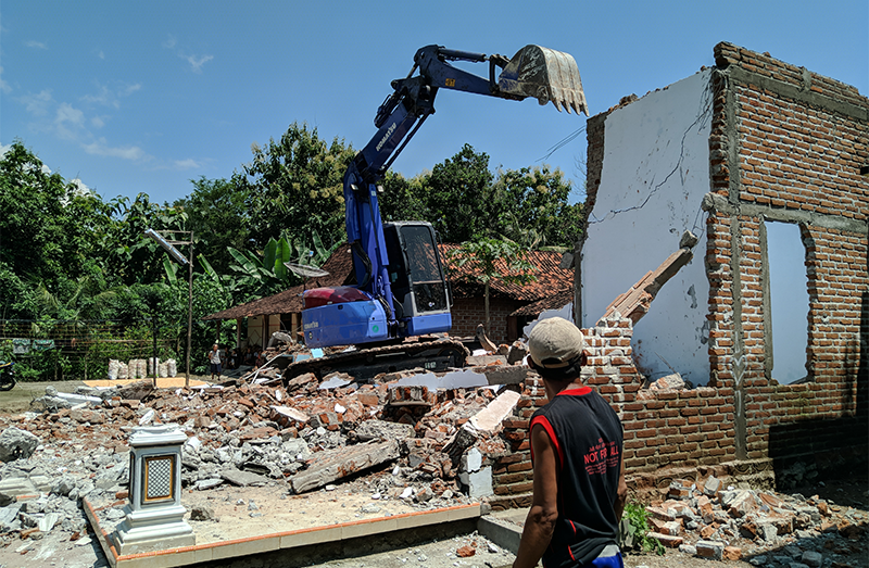 bongkar rumah dengan alat berat bego excavator