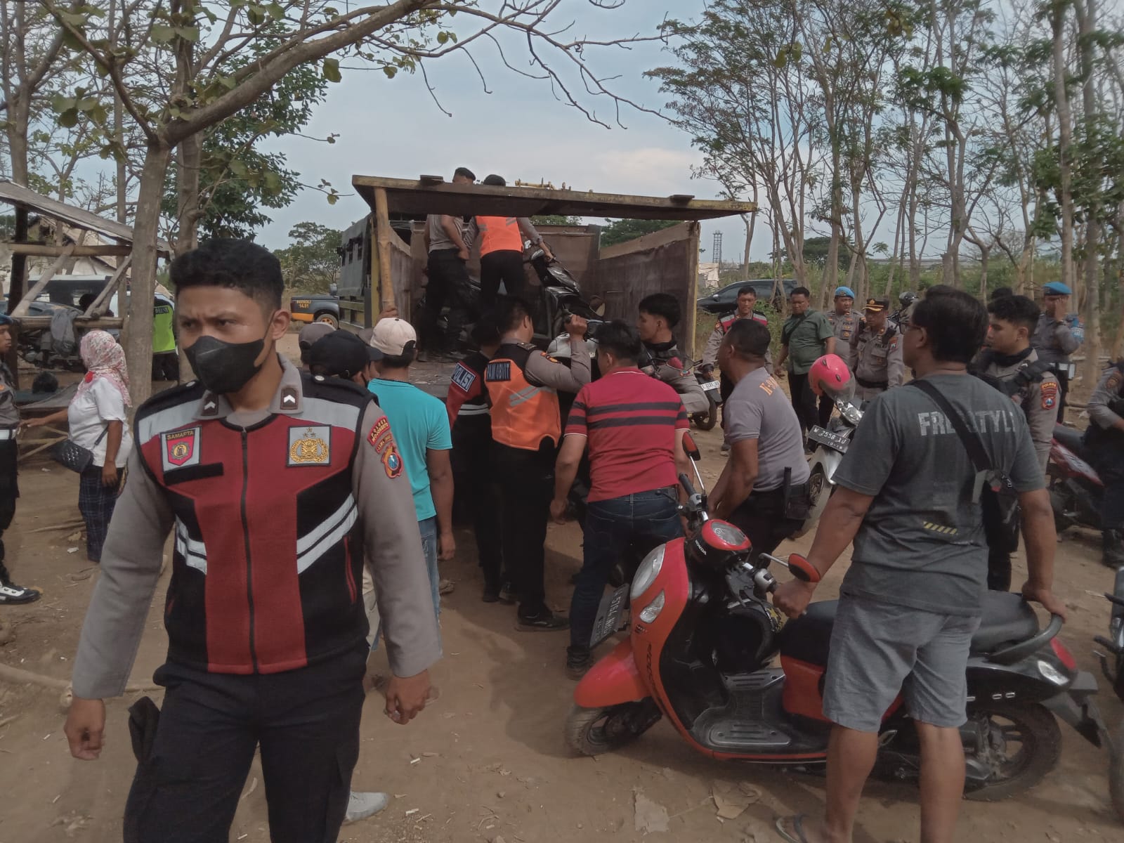 Polisi dan TNI di Ngoro Bubarkan Arena Judi Sabung Ayam dan Tjap Jikie